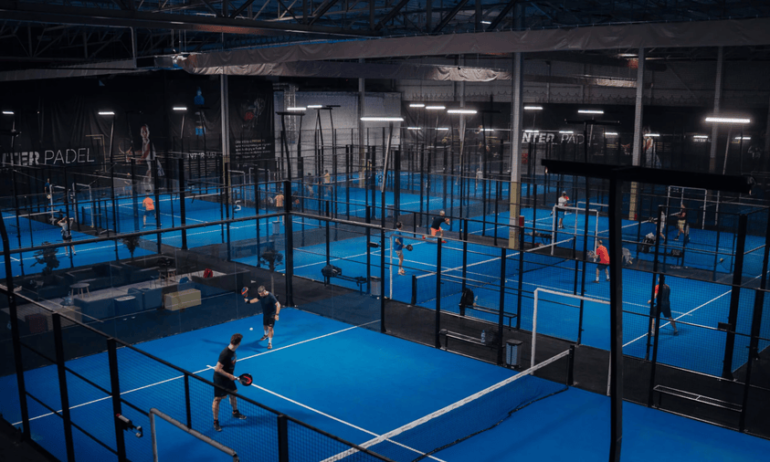 Kluczowe czynniki sukcesu przy budowie klubu padlowego: szanse i zagrożenia